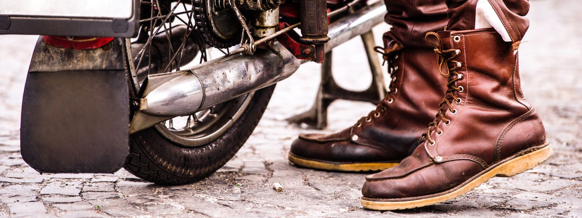 Come si puliscono gli stivali da moto in pelle?