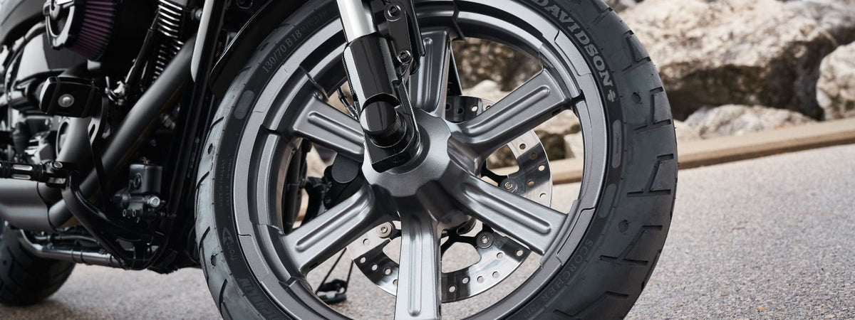 ¿Cómo comprobar el desgaste de un neumático de motocicleta?
