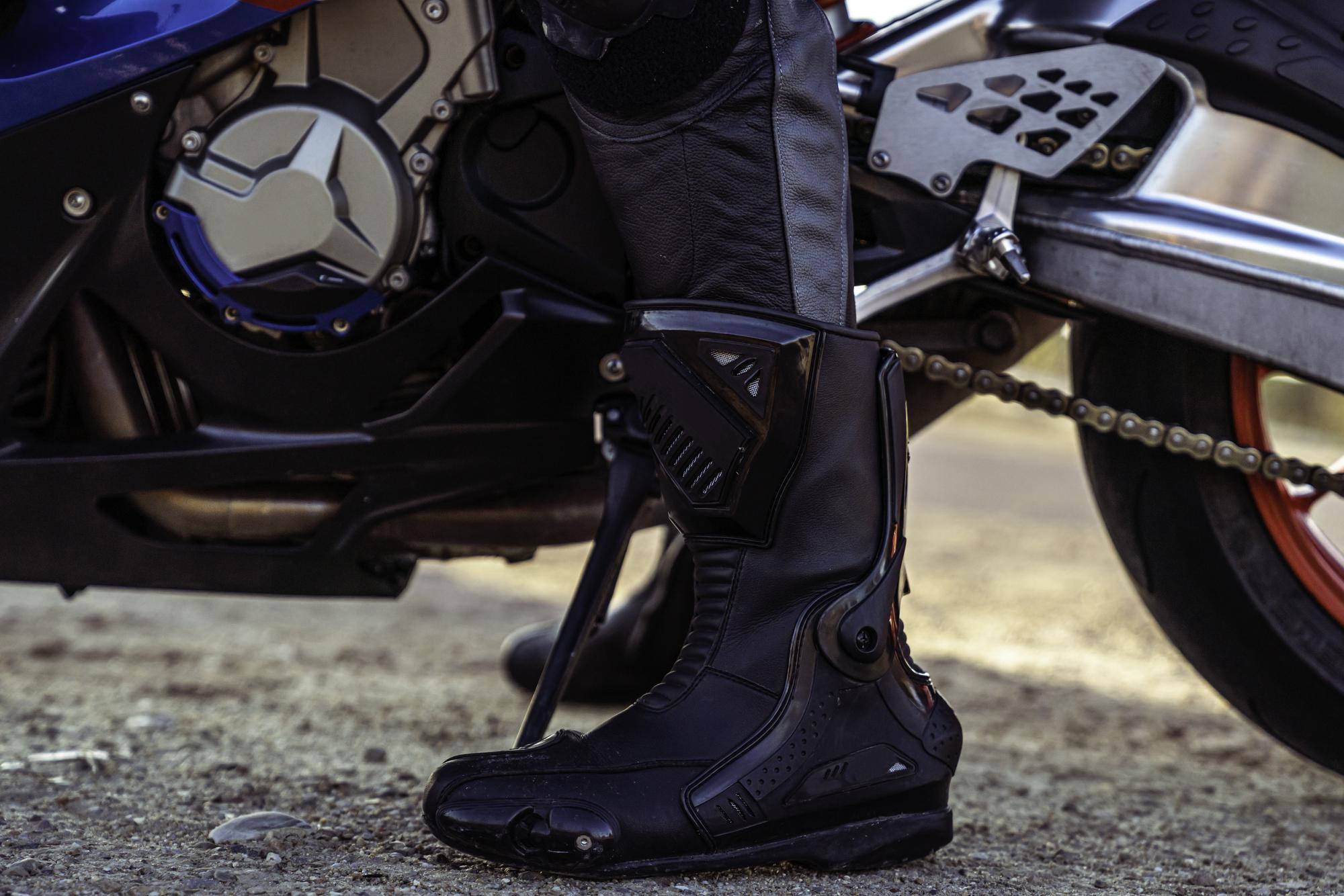 Quelle paire de chaussures moto choisir