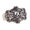 Bague biker argentée vieillie, crâne, os croisés et volutes baroques