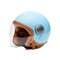 casque jet vintage bleu ciel avec intérieur camel, visière longue et look rétro inspiré des années 60