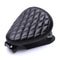 Selle bobber noire en simili cuir avec surpiqûres losange pour un look vintage et élégant