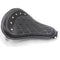 Selle moto chopper noire avec coutures blanches et ressorts, idéale pour look vintage et confort personnalisé