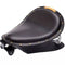 Selle moto bobber noire avec rivets dorés et plaque laiton, style rétro chic pour custom