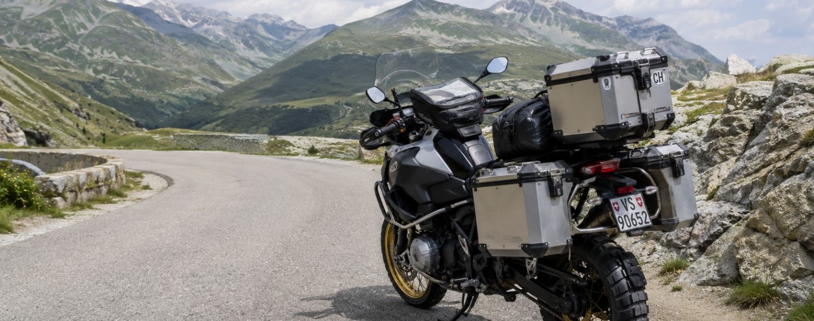 Motard en équipement complet sur sa moto — Boutique Biker