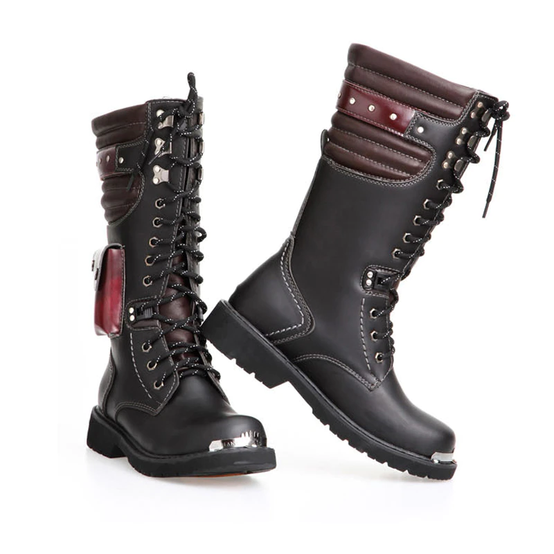 bottes moto rouges et noires pour biker avec finitions métalliques, cuir PU résistant et semelle antidérapante, style rock affirmé