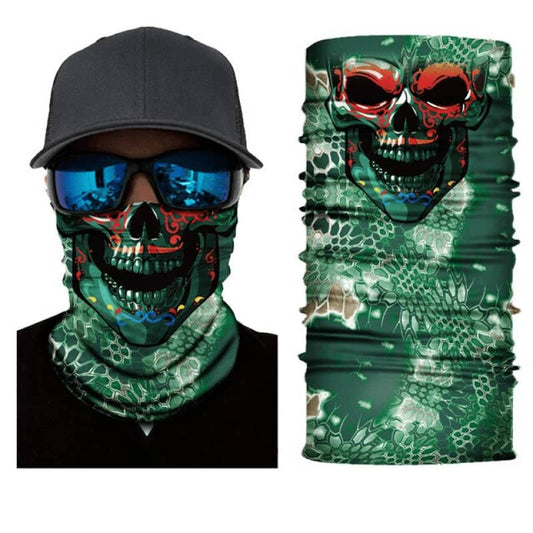 Cache-cou moto homme motif crâne vert sur fond reptilien, tissu respirant et léger, protection efficace contre le vent et la poussière, style audacieux et rebelle.