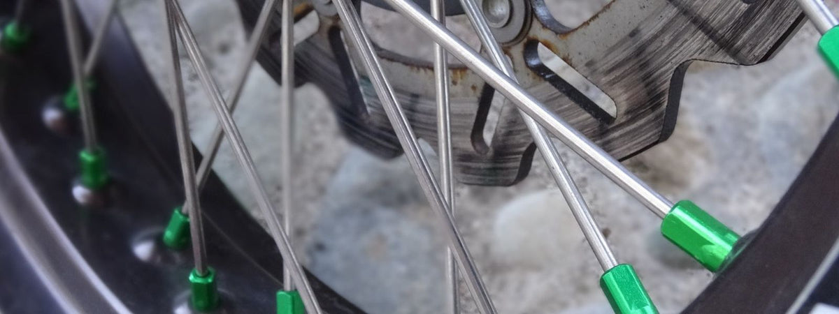 ¿Cómo limpio los radios de mi motocicleta?