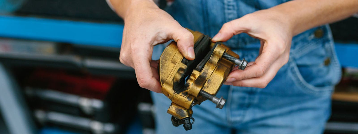 Come pulire la pinza del freno della moto?