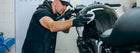 ¿Cómo limpiar el depósito de combustible de una motocicleta?