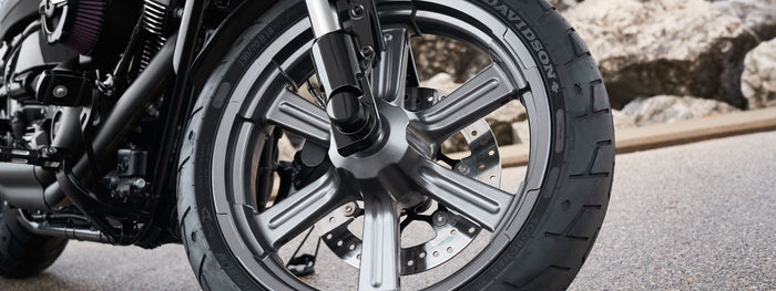 ¿Cómo comprobar el desgaste de un neumático de motocicleta?