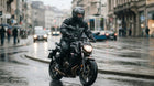 Rouler sous la pluie à moto : l'équipement et les réflexes qui changent tout