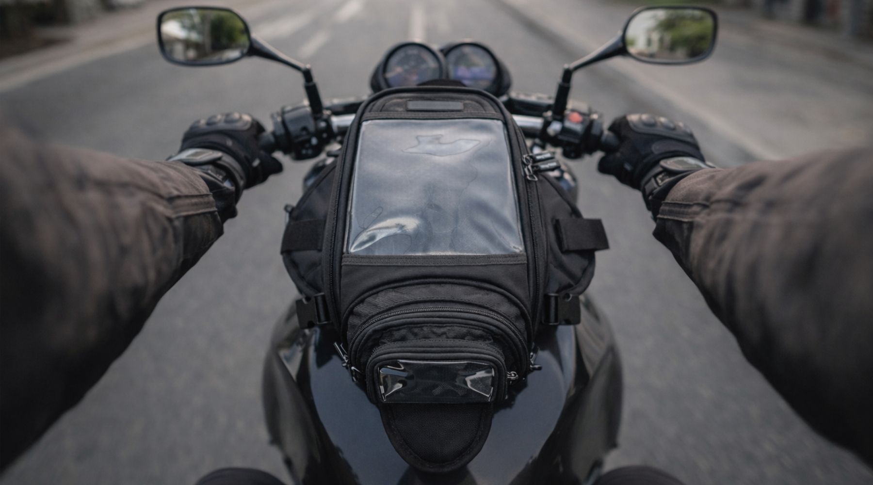Sacoche de réservoir moto magnétique noire avec poche transparente et compartiments zippés