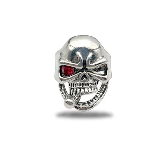 Bague biker tête de mort argentée vieillie, œil rouge brillant et piercing