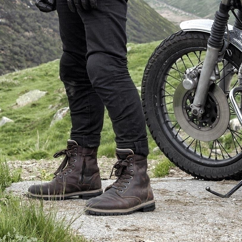 Bottines-moto-femme-stylmartin-ace-marron-porte