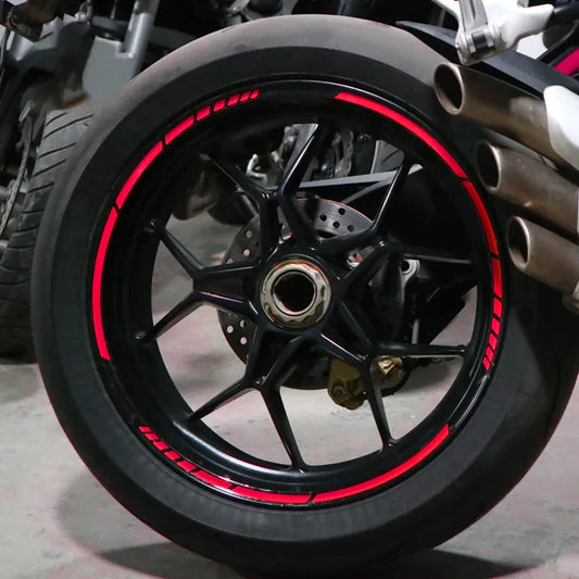 Liseret jante moto rouge déjà posé sur roue arrière de moto sportive
