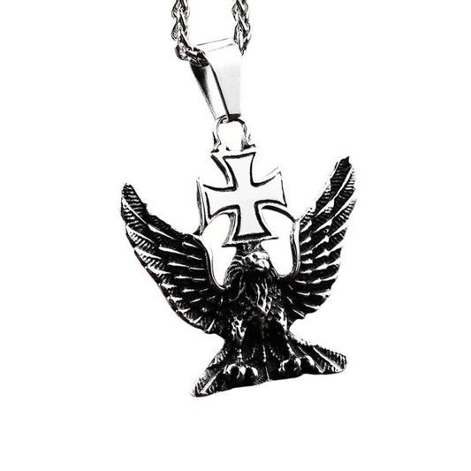 Pendentif moto en acier inoxydable représentant un aigle tenant une croix de Malte