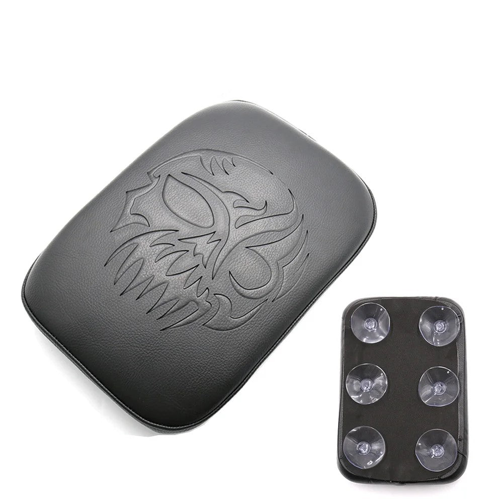 Pouf de selle moto en cuir noir avec motif tête de mort tribale et fixations à ventouses pour passager