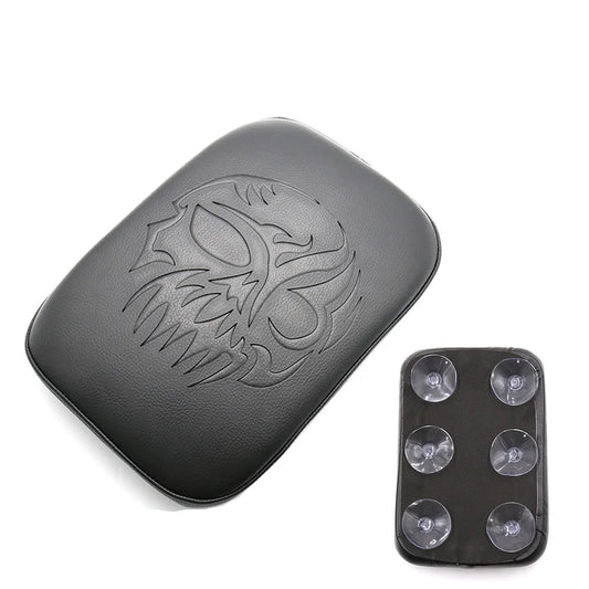 Pouf de selle moto en cuir noir avec motif tête de mort tribale et fixations à ventouses pour passager