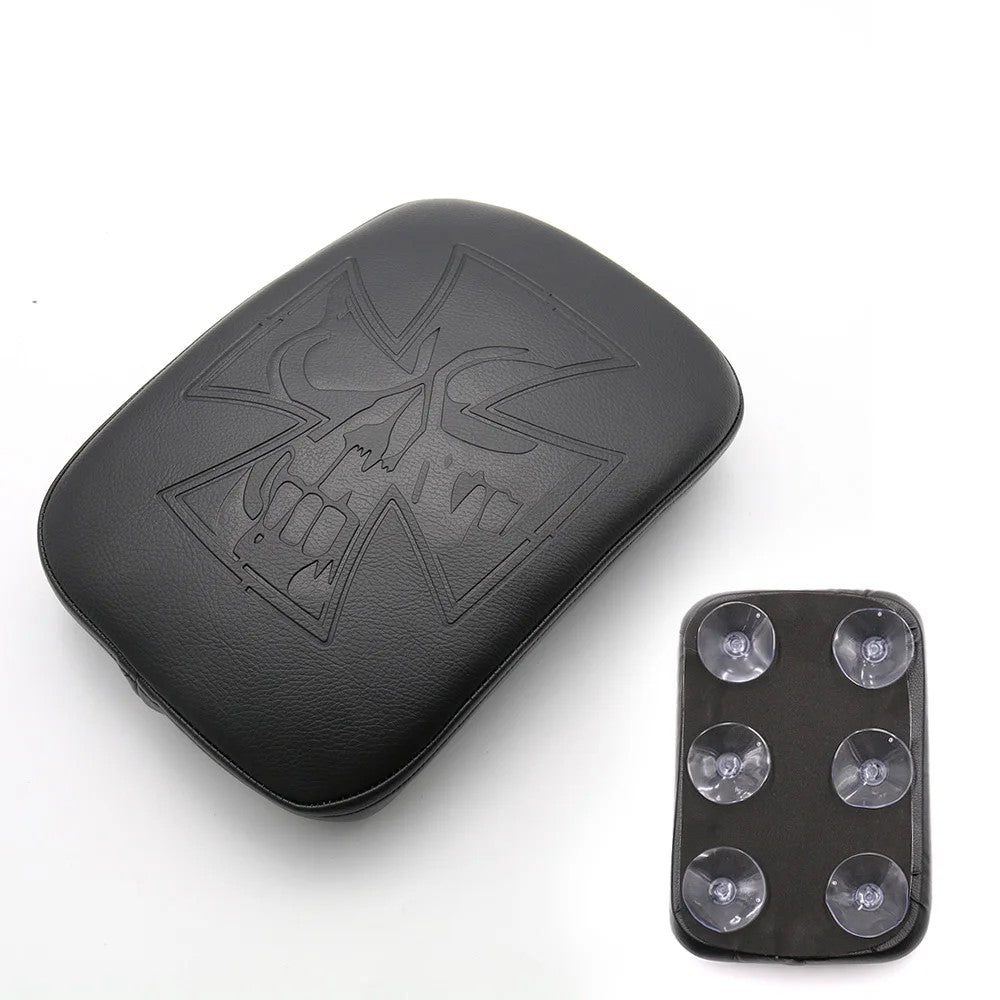 Pouf moto noir avec croix biker en relief et ventouses pour installation rapide sur garde-boue