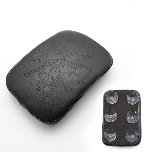 Pouf moto noir avec croix biker en relief et ventouses pour installation rapide sur garde-boue