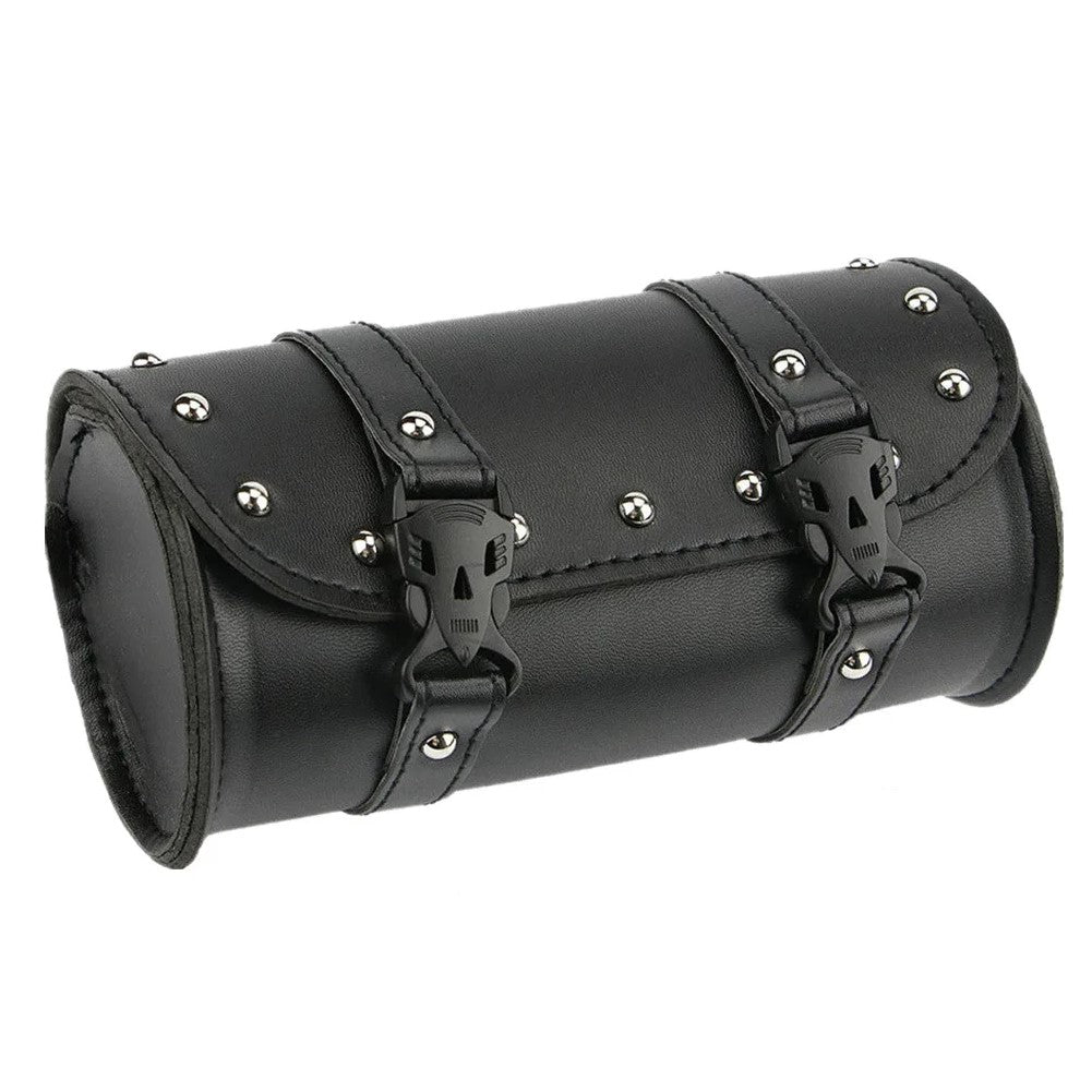 Sacoche de fourche moto noire avec rivets argentés et boucles têtes de mort, design sobre et robuste