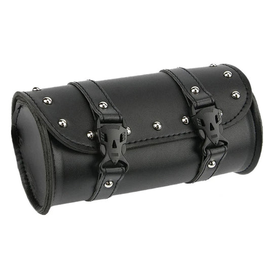 Sacoche de fourche moto noire avec rivets argentés et boucles têtes de mort, design sobre et robuste