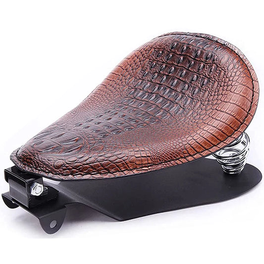 Selle moto effet crocodile en cuir marron pour un style audacieux et unique