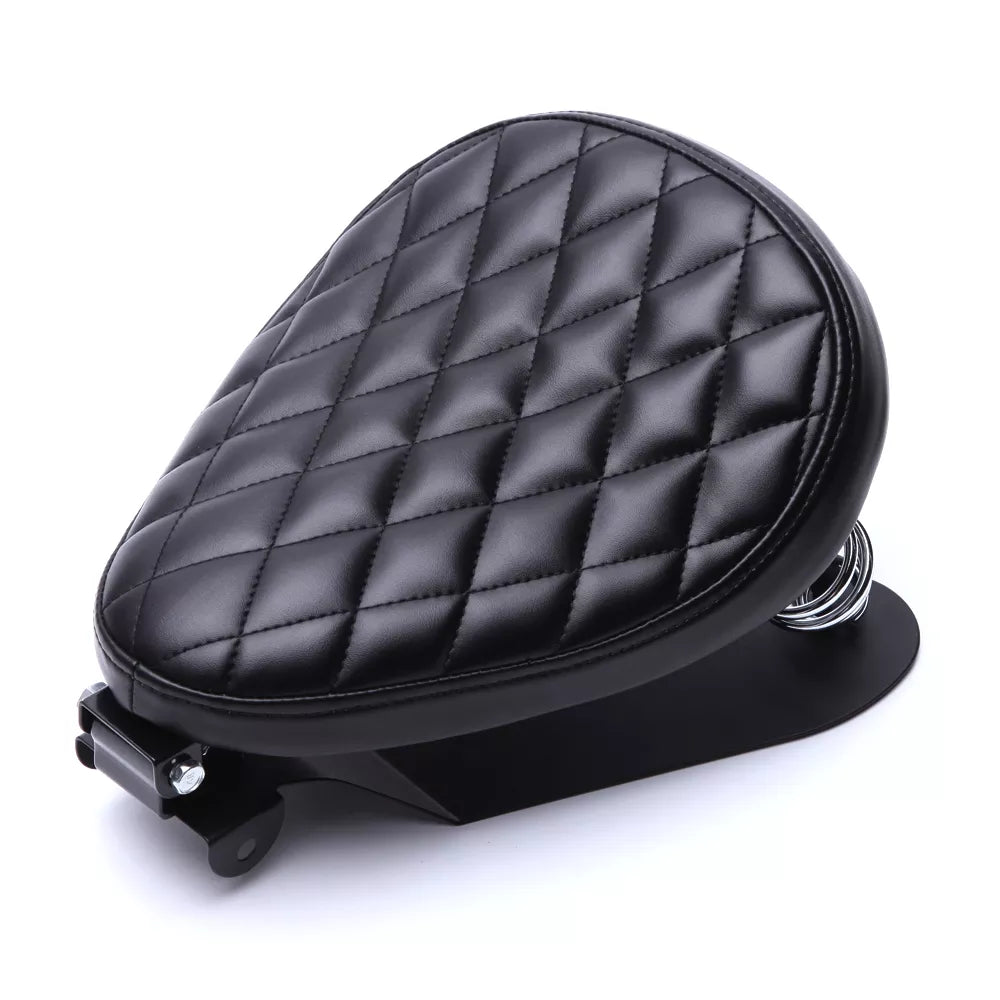 Selle bobber noire en simili cuir avec surpiqûres losange pour un look vintage et élégant