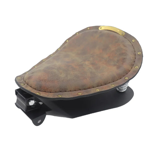 Selle de moto style vintage en cuir marron patiné avec rivets dorés, idéale pour bobber ou chopper