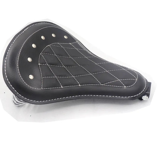 Selle moto chopper noire avec coutures blanches et ressorts, idéale pour look vintage et confort personnalisé