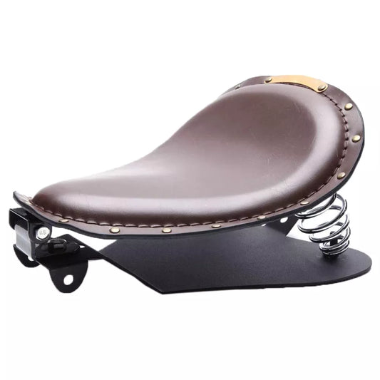 Selle moto custom marron avec rivets dorés et ressorts, parfaite pour un look rétro