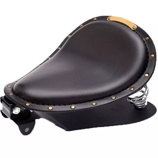Selle moto bobber noire avec rivets dorés et plaque laiton, style rétro chic pour custom