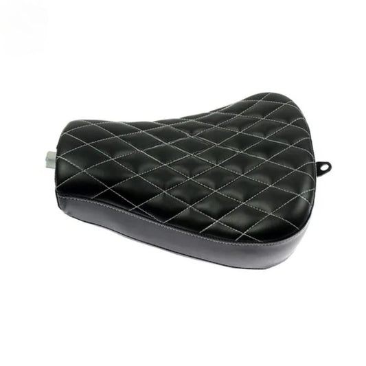 Selle moto Harley noire avec motif losange surpiqué, style vintage pour custom ou bobber