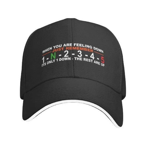 Casquette motard noire avec message humoristique sur les vitesses moto en broderie