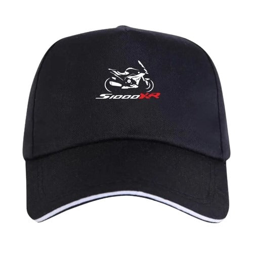 Casquette noire BMW S1000XR avec logo moto sportive blanche et écriture rouge

