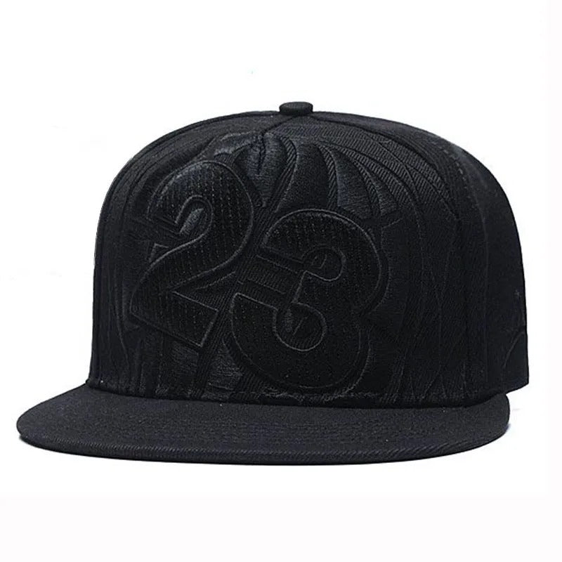 casquette moto noire avec motif brodé chiffre 23 ton sur ton style streetwear