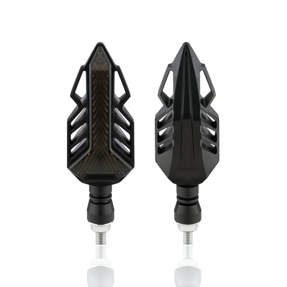clignotants LED pour moto noir au design flèche, haute visibilité et style agressif