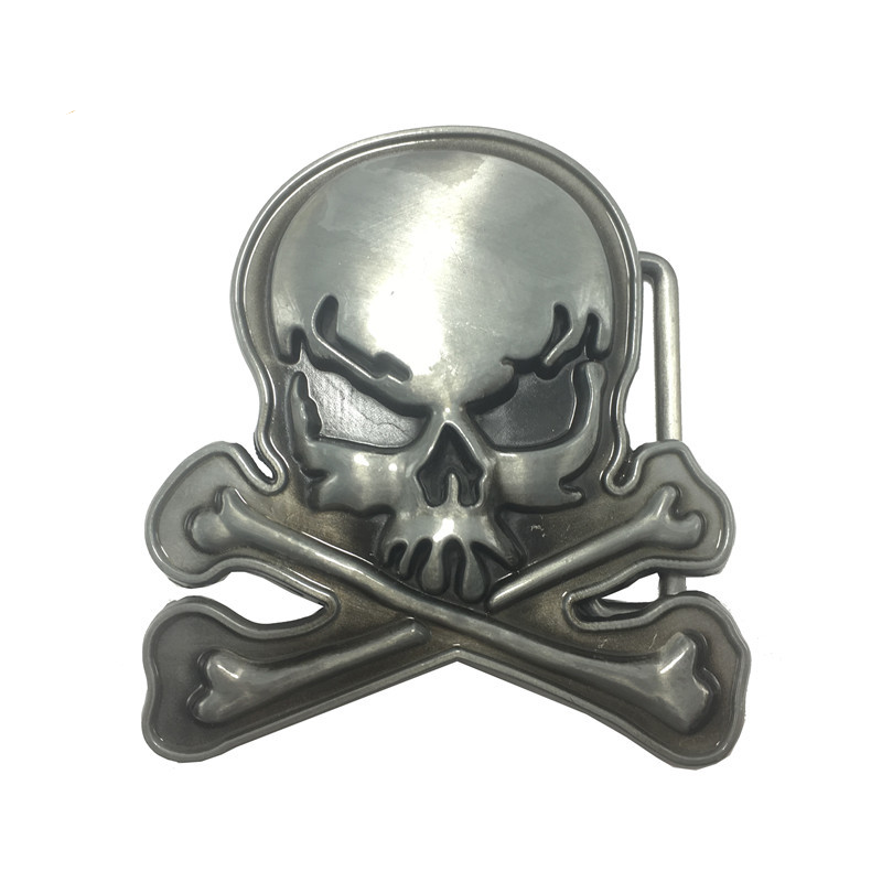Boucle de ceinture métal tête de mort style biker avec os croisés en relief, finition patinée