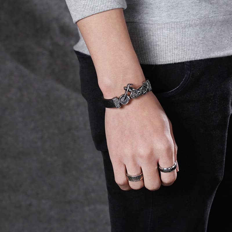 BRACELET BIKER CUIR NOIR A CLOUS BRACELET BIKER CUIR NOIR A CLOUS